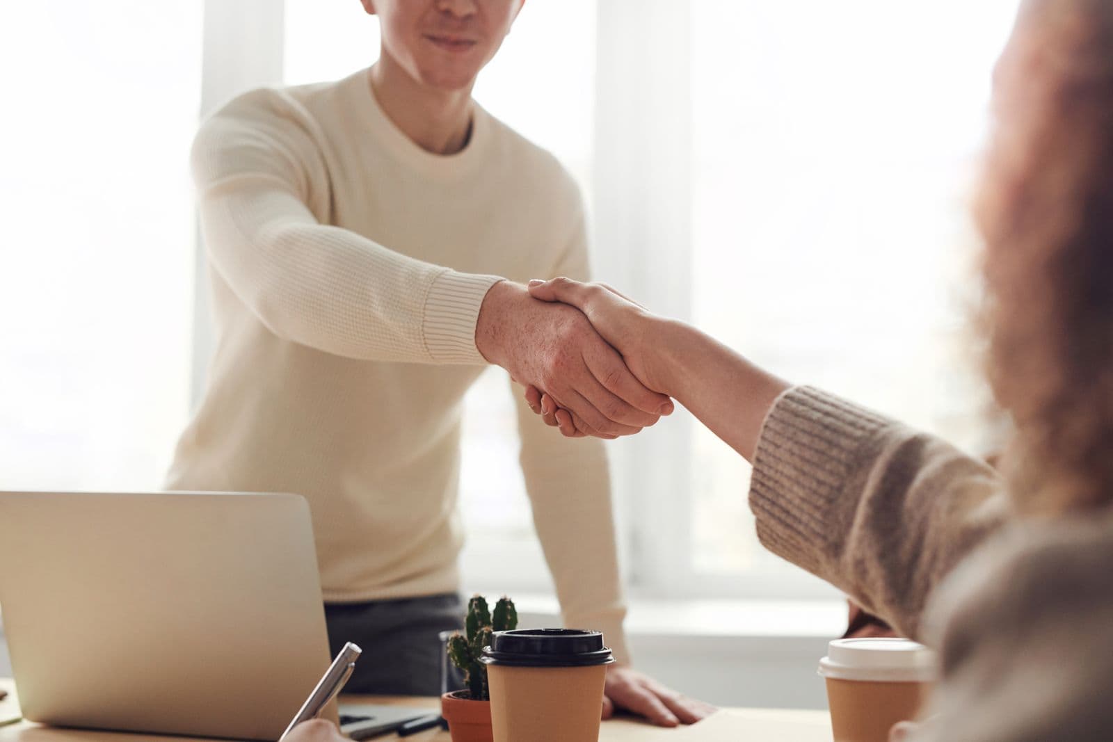 Poignée de main — la confiance au cœur de nos services